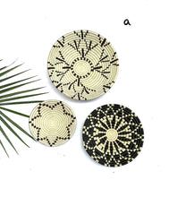 Lade das Bild in den Galerie-Viewer, Ruandische Sisalkörbe für Raum- oder Wanddekoration/gewebte Körbe – 3er-Set (30, 25, 20 cm)
