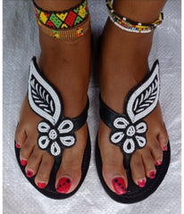 Pantoufles perlées Maasai faites à la main/ tongs/ sandales- Noir et Blanc
