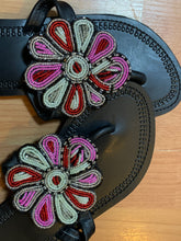 Lade das Bild in den Galerie-Viewer, Afrikanische Massai-Perlen-Hausschuhe/ Tangas/ Sandalen – Blush
