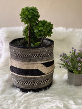 Charger l&#39;image dans la galerie, Black Earth Woven Planters / Flower Baskets /Sisal Baskets / Vase Covers
