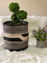 Charger l&#39;image dans la galerie, Black Earth Woven Planters / Flower Baskets /Sisal Baskets / Vase Covers
