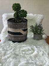 Charger l&#39;image dans la galerie, Black Earth Woven Planters / Flower Baskets /Sisal Baskets / Vase Covers
