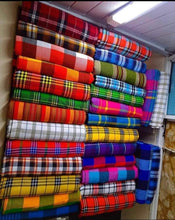 Charger l&#39;image dans la galerie, Red B&amp;W Maasai Blanket / Masai Shukas

