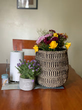 Lade das Bild in den Galerie-Viewer, Swahili Baskets / Handwoven Storage Baskets / Kenyan Sisal Handbag
