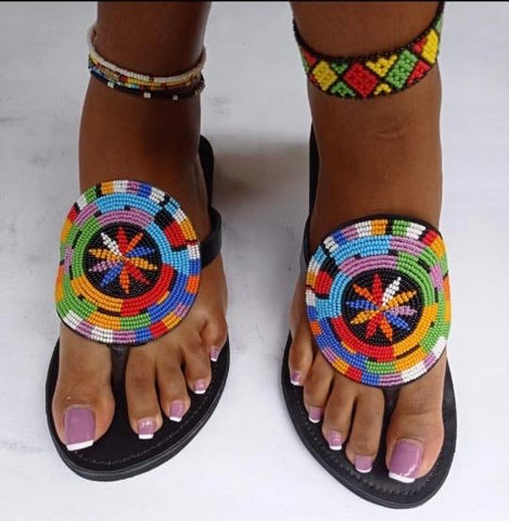 Handgefertigte Hausschuhe/Tangas/Sandalen aus Massai-Perlen – besondere Perlenarbeit