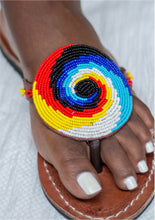 Charger l&#39;image dans la galerie, Pantoufles/ tongs/ sandales en perles Maasai faites à la main -Conception en spirale

